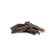 Getrocknete Fischleckerlis für Haustiere, mit mehreren unregelmäßig geformten Stücken mit einer dunklen, strukturierten Oberfläche, auf einem weißen Hintergrund.