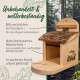 Holz-Haustierhaus mit einem Rinden-Dach, das sein unbehandeltes, wetterbeständiges Design und handgefertigte, nachhaltige Materialien zeigt.