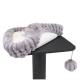Ein plüschiges graues Haustierbett mit einem flauschigen Rand, das auf einem schwarzen Katzenbaum ruht, mit einem baumelnden Spielzeug-Pompon.