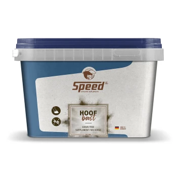 Behälter von "Speed Hoof Boost," einem getreidefreien Ergänzungsmittel für Pferde, mit einem blauen Deckel und Text, der angibt, dass es in Deutschland hergestellt wird.