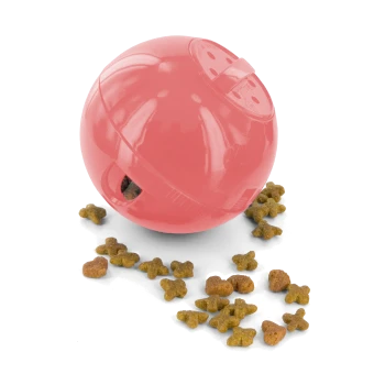 Ein pinkfarbenes interaktives Haustierspielzeug in Form eines Balls mit Löchern, umgeben von verstreutem Haustierfutter in Form kleiner Knochen.
