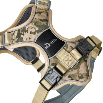 Hundegeschirr im Camouflage-Muster mit verstellbaren Riemen und schwarzem HUNTER-Logo, entworfen für Komfort und Sicherheit.