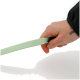 Eine Hand hält eine hellgrüne, strukturierte Hundeleine vor einem schlichten weißen Hintergrund.