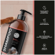 Die Pfote eines Hundes auf einer Flasche Anti-Zecken-Shampoo, das die feuchtigkeitsspendenden, silikonfreien und parabenfreien natürlichen Inhaltsstoffe hervorhebt.