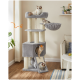 Ein grauer Katzenbaum mit mehreren Ebenen, auf dem drei Katzen sitzen: eine oben, eine in einer hängenden Hängematte und eine, die aus einem Tunnel schaut.