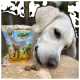 Eine Tüte Hundefutter mit der Aufschrift "Complete-Snack" mit Bildern von Hunden und einem Ei, auf einer Holzoberfläche im Freien platziert.