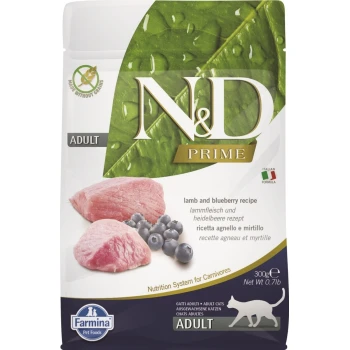 N&D Prime Erwachsenen-Katzenfutter mit einem Rezept aus Lamm und Heidelbeeren, mit Bildern von rohen Lammstücken und Heidelbeeren, 300 g Verpackung.
