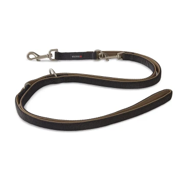 Schwarze und braune Wolters Hundeleine mit Metallclips und Ringen auf weißem Hintergrund.