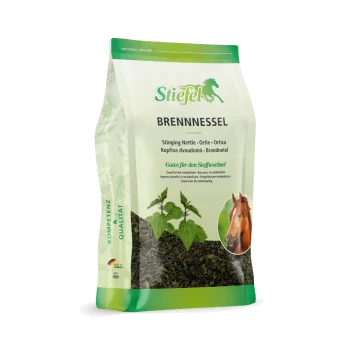 Eine transparente Tüte mit getrockneter Brennnessel für Pferde, beschriftet "Stiefel Brennnessel" mit einem Pferdebild, 500g.