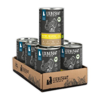 Sechs LIEBESGUT Bio-Katzenfutterdosen mit Aufschrift 'BIO-PUTE FÜR KATZEN' in einer Marken-Pappschale