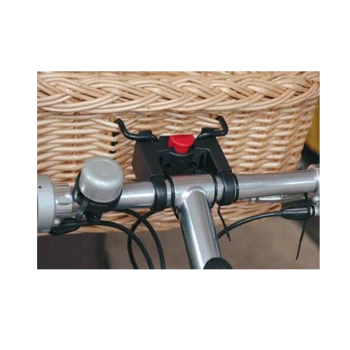 Nahaufnahme eines Fahrradlenkers mit einem schwarz-roten Anbau für einen Haustierkorb, neben einer silbernen Glocke und Drähten.