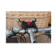 Nahaufnahme eines Fahrradlenkers mit einem schwarz-roten Anbau für einen Haustierkorb, neben einer silbernen Glocke und Drähten.