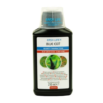 Flasche von Easy-Life Blue Exit, ein Mittel gegen Cyanobakterien, mit Text auf dem Etikett über Blaualgen und Schleimalgen.