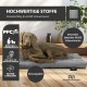 Ein grauer Hund, der auf einem strapazierfähigen Haustierbett liegt, mit Text, der hochwertige, PFC-freie Materialien, atmungsaktives Design und Widerstandsfähigkeit gegen 40.000 Reibungen hervorhebt.