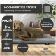 Ein grauer Hund, der auf einem strapazierfähigen Haustierbett liegt, mit Text, der hochwertige, PFC-freie Materialien, atmungsaktives Design und Widerstandsfähigkeit gegen 40.000 Reibungen hervorhebt.