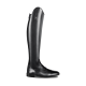 Ein schlanker, hoher schwarzer Reitstiefel mit einem Reißverschluss an der Seite und einer abgerundeten Spitze, entworfen für den Reitsport.
