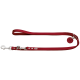 Rote Hundeleine mit einem silbernen Clip und einem runden Anhänger mit einem Hundesilhouette, die ein schlankes und langlebiges Design zeigt.
