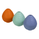 Drei bunte Gummispielzeuge für Haustiere in Form von Eiern: orange, mintgrün und lavendel, mit einer strukturierten Oberfläche.