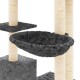 Grau plüschige Katzenhängematte, die an einem Katzenbaum mit sisalumwickelten Pfosten und mehreren Plattformen befestigt ist.