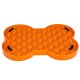 Oranger, knochenförmiger Slow-Feeder-Hundenapf mit strukturierter Oberfläche und schwarzen rutschfesten Griffen.
