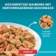 Hochwertige Katzennahrung mit Truthahn und grünen Bohnen, präsentiert auf einem weißen Teller, mit dem Text "STERILCAT".