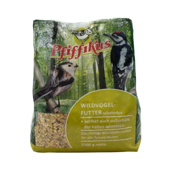 Pfiffikus-Sack mit Wildvogelfutter vor Waldhintergrund und zwei Vogelillustrationen; sichtbarer Text „WILDVOGEL-FUTTER“ und „2500 g netto“.