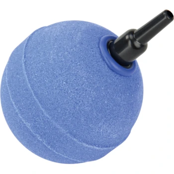 Blauwe rubberen speeltje voor huisdieren in de vorm van een bal met een zwarte nozzle, ontworpen voor interactieve speeltijd.