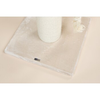 Eine plüschige, cremefarbene Katzenkratzbaum-Basis mit einer strukturierten Seil-Säule und einem Quast, mit einem kleinen Qualitätslabel.