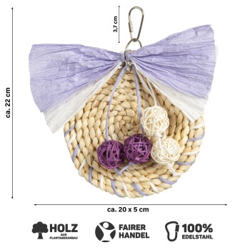 Ein gewebtes Haustier-Spielzeug mit einer runden Basis, einem lila und weißen dekorativen Schleifen, zwei bunten Bällen und einem Metallclip zum Aufhängen.