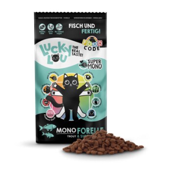 Schwarze Katzenmaskottchen auf einer türkisfarbenen Tüte "Lucky Lou" Katzenfutter, beschriftet mit "Mono Forelle", mit aufgeführten Hauptvorteilen und Zutaten.