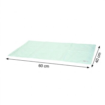 Miętowozielona mata dla zwierząt w kropki z małą metką marki, pokazana ze strzałkami i wymiarami 60 cm × 40 cm.