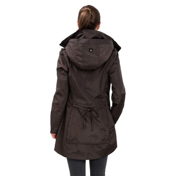 Eine Frau trägt eine dunkelbraune wasserdichte Jacke mit Kapuze, von hinten gesehen, die die taillierte Taille und den lässigen Stil zeigt.