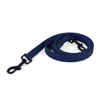 Eine dunkelblaue Hundeleine mit einem stabilen schwarzen Clip und einem glatten, abgerundeten Design, flach auf einem weißen Hintergrund ausgelegt.