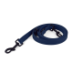 Eine dunkelblaue Hundeleine mit einem stabilen schwarzen Clip und einem glatten, abgerundeten Design, flach auf einem weißen Hintergrund ausgelegt.