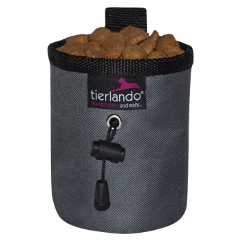 Eine graue Haustierfutterlagerungstasche, gefüllt mit Trockenfutter, mit einem Kordelzugverschluss und einem pinken Logo, das "tierlando Hunde betten und mehr" liest.