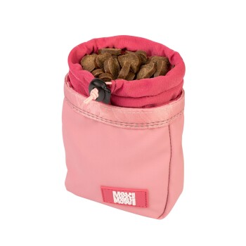 Pinkfarbene Stoff-Leckerlibeutel gefüllt mit braunen Haustierleckerlis, mit Kordelzugverschluss und "Mou Mou"-Etikett.