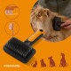Fiskars-Slicker-Bürste mit orangem Griff und Metallstiften, gezeigt beim Bürsten einer langhaarigen Katze; 'FISKARS'-Logo sichtbar