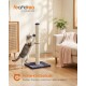 Grau-getigerte Katze kratzt an hohem Sisalpfosten mit hängendem Ball im Wohnzimmer; sichtbarer Text 'feandrea' und 'Hohe Kratzsäule'.