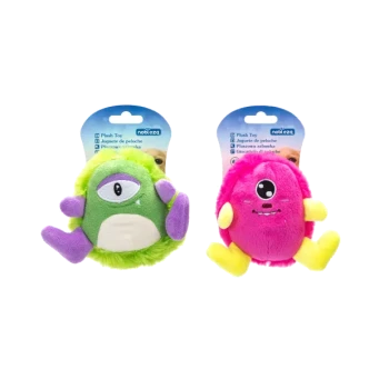 Zwei bunte Plüsch-Monster-Hundespielzeuge, eines grün und lila, das andere rosa und gelb, mit Verpackung beschriftet mit "Plush Toy" und Marke "nobleza".
