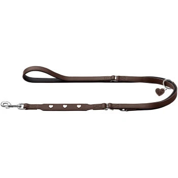 Braune Leder-Hundeleine mit gepolstertem Griff, drei Herz-Ausschnitten, silbernem Karabiner und herzförmigem Anhänger.