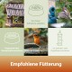 Collage zeigt Vögel, die an Futterstellen und Wasserschalen fressen, mit deutschem Text zur empfohlenen Vogelfütterung.