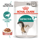 Pochette de nourriture pour chats Royal Canin Instinctive 7+ avec un chat courant, "Nutrition Santé," "Complexe vitalité," et croquettes couvertes de sauce.