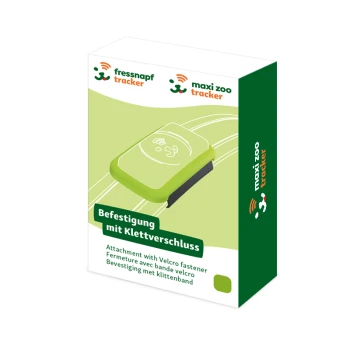 Verpackung für einen grünen Haustier-Tracker mit Klettverschluss, mit Text in Deutsch, Französisch und Niederländisch. Logos für "fressnapf" und "maxi zoo."