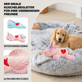 Golden Retriever auf grauem Plüschbett mit rosa Einhorn-Spielzeug (Herzaufnäher, Regenbogenschwanz). Deutscher Text: 'DER IDEALE KUSCHELBEGLEITER...', 'ENTZÜCKENDES DESIGN', 'ULTRA-WEICHES PLÜSCH'