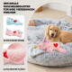 Golden Retriever auf grauem Plüschbett mit rosa Einhorn-Spielzeug (Herzaufnäher, Regenbogenschwanz). Deutscher Text: 'DER IDEALE KUSCHELBEGLEITER...', 'ENTZÜCKENDES DESIGN', 'ULTRA-WEICHES PLÜSCH'