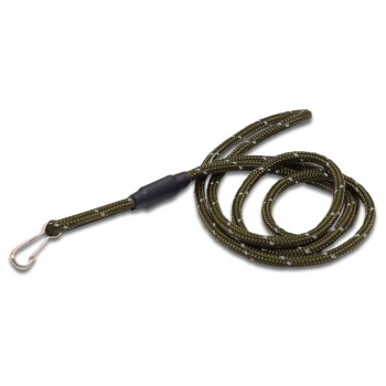 Olivgrüne geflochtene Hundeleine mit reflektierenden Fäden und Metallclip auf schwarzem Hintergrund.