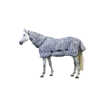 Ein weißes Pferd mit einer schwarz-weißen zebra-gestreiften Decke und einer passenden Kapuze, das ein stilvolles und schützendes Design zeigt.