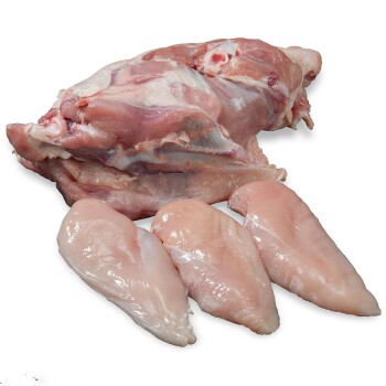 Rohe Hühnerstücke, einschließlich einer ganzen Hühnerbrust und drei kleineren Hühnerfilets, auf einem weißen Hintergrund präsentiert.