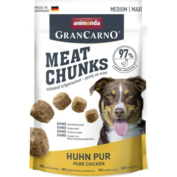 Ein Hund mit einem glücklichen Ausdruck neben einem Beutel GranCarno Fleischstücken, mit dem Text "97% Mono-Protein" und "Reines Huhn."