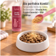 Katzenkibble in weißer Schale, mit KatKare Urinary Topping aus einem rosafarbenen Löffel garniert; 'Die perfekte Kombi' sichtbar